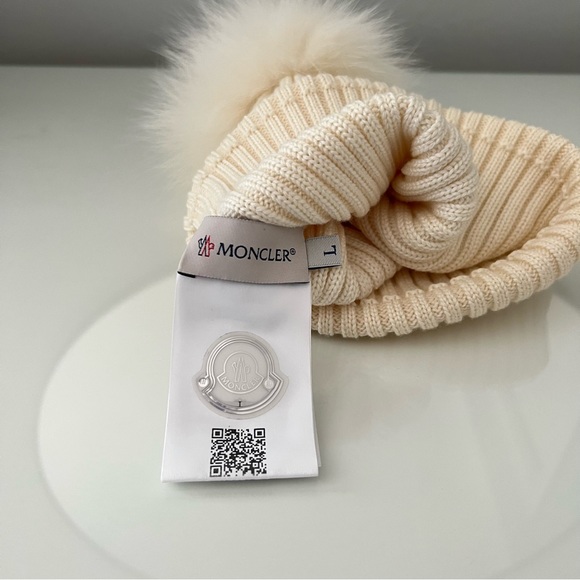 Moncler beanie with matching pom pom silk white - girl size L - Picture 5 of 8